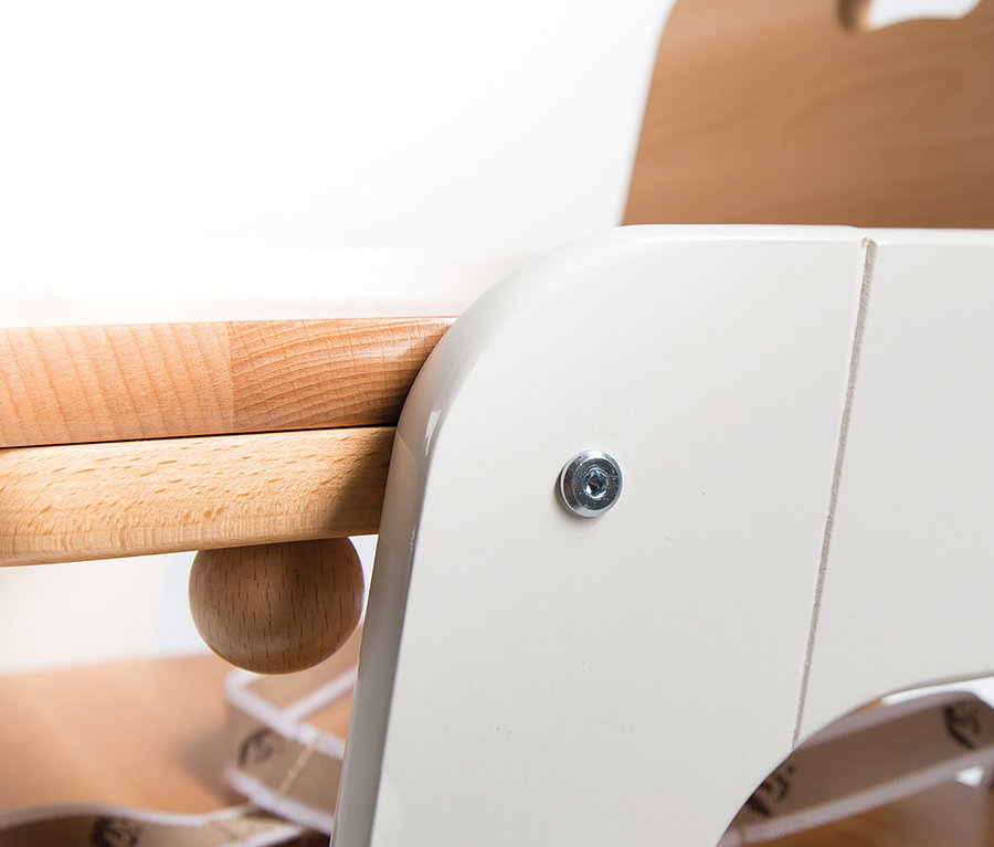 Detailansicht des weißen roba Treppenhochstuhls »Kid Up« mit Holzelementen.