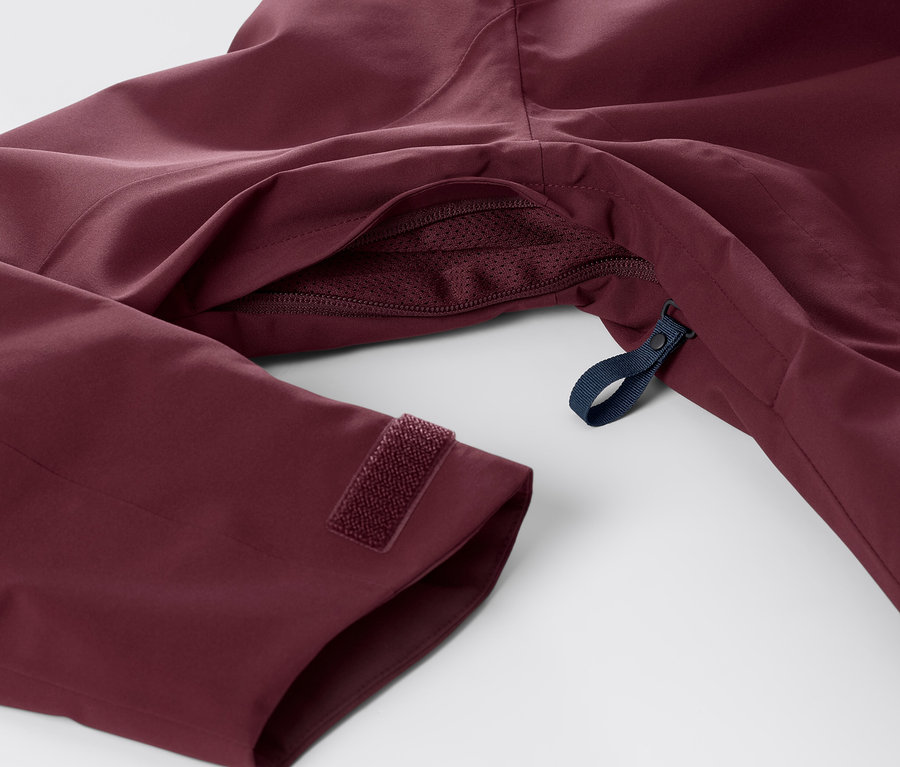 Detailansicht einer bordeauxroten Halfzip-Skijacke.