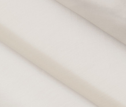 Detailaufnahme von offweißer Perkal-Bettwäsche.