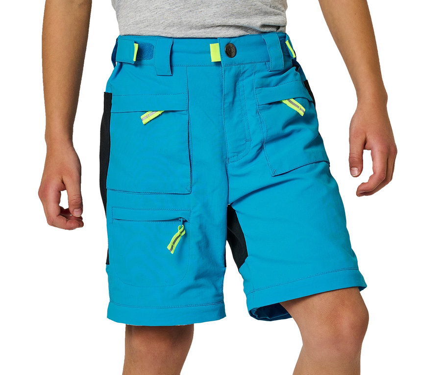 Junge trägt blaue Jako-O Zipp off Hose.