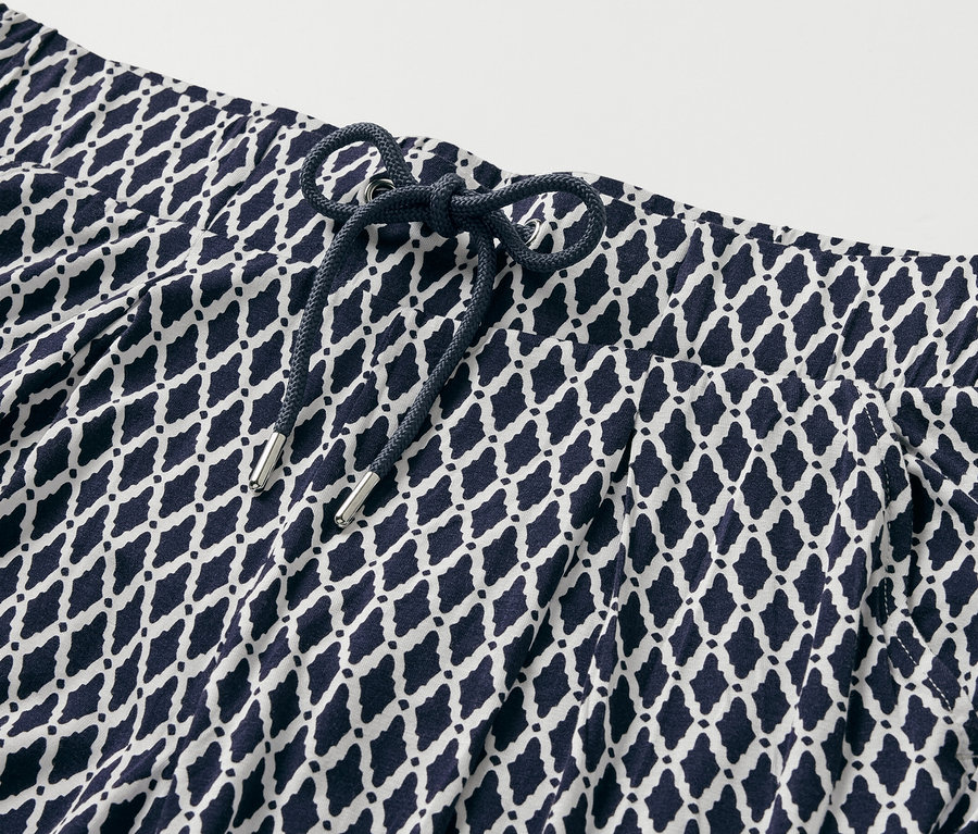 Detail einer bedruckten Jerseyhose.