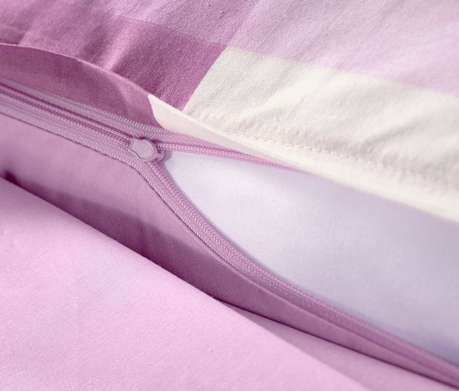 Detail einer lila-weiss karierten Renforcé-Bettwäsche mit Reissverschluss.