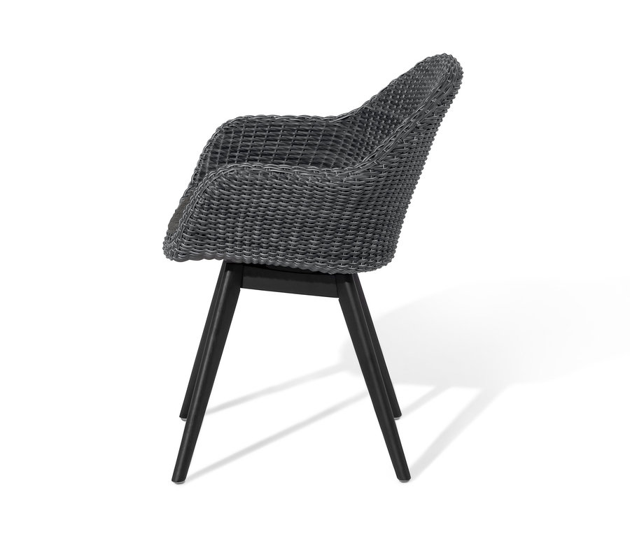 Grauer Schalenstuhl mit Polyrattangeflecht und schwarzen Beinen.