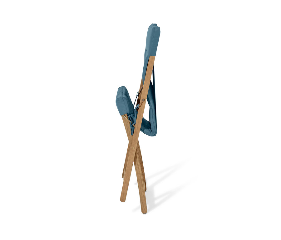 Blaugrauer, faltbarer Relax-Sessel mit umgeklappter Rückenlehne.