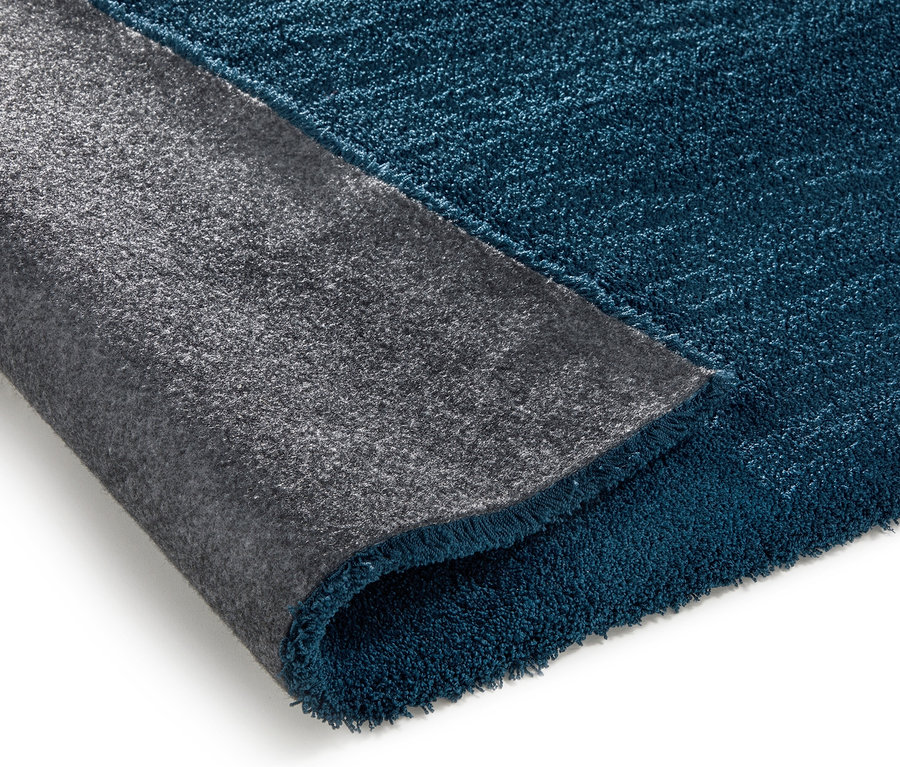 Nahaufnahme eines blauen Teppichs »Mellow«.