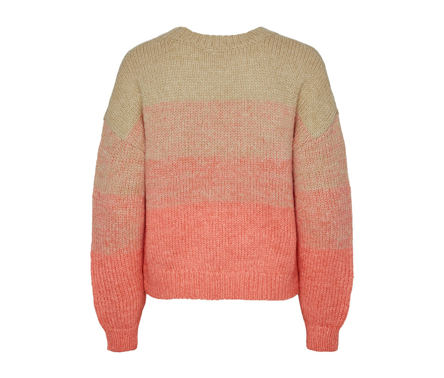 Beige-rosa Grobstrick-Pullover.