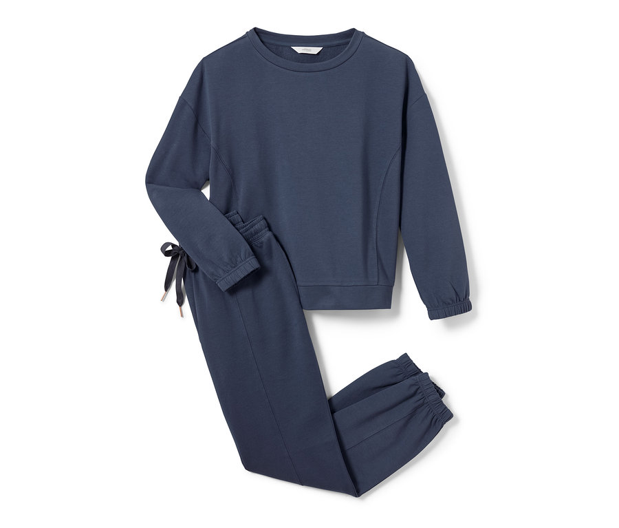 Ein marineblauer Hausanzug liegt auf einem weißen Hintergrund.