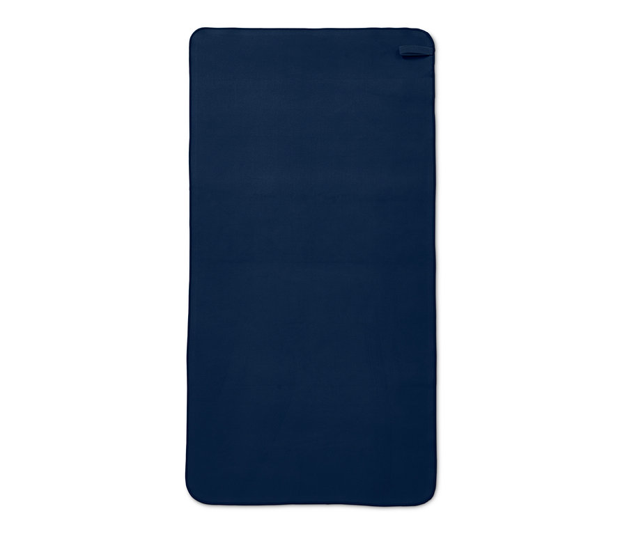 Ein marineblaues Outdoor-Handtuch, ca. 50 x 100 cm.