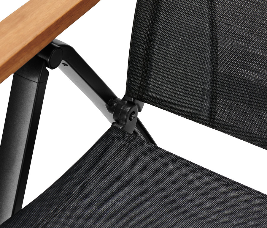 Detailansicht eines schwarzen Hochlehners mit verstellbarer Rückenlehne und Armlehnen aus Holz.