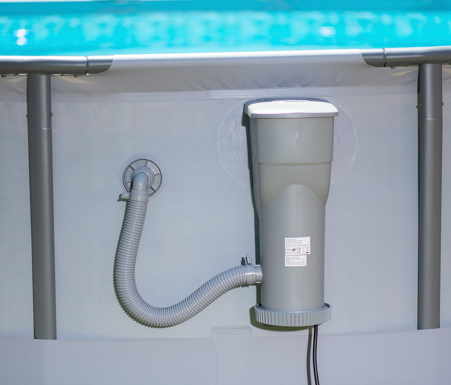 Detailaufnahme einer grauen Filterpumpe, die an einem Summer Waves Elite-Frame-Pool befestigt ist.