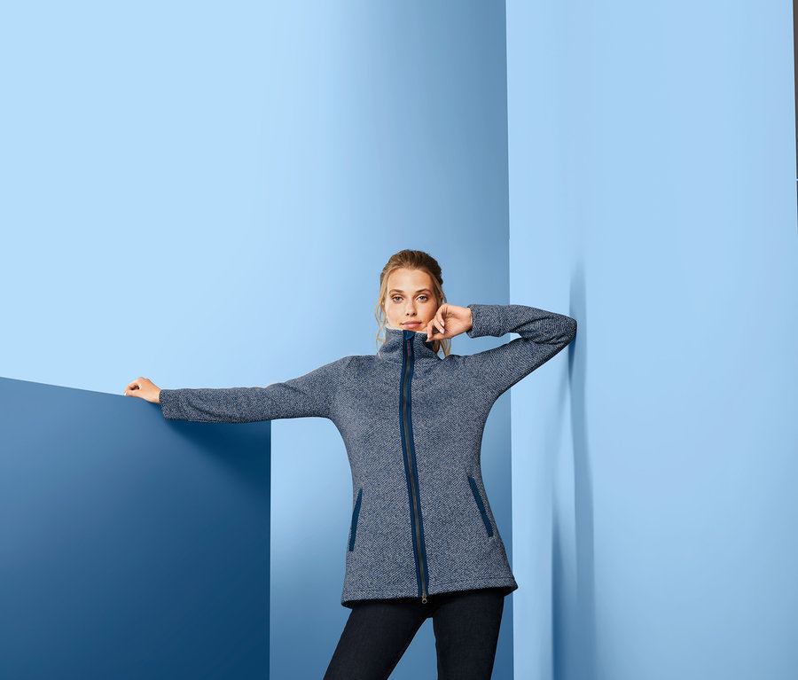 Frau posiert in Strickfleece-Mantel.