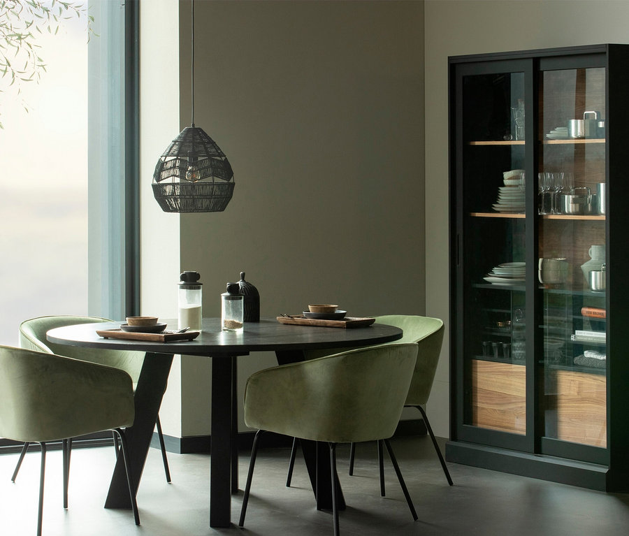 Esszimmer Interieur mit rundem Tisch mit vier Stühlen und schwarzer Woood Vitrine "James" aus Kiefernholz.