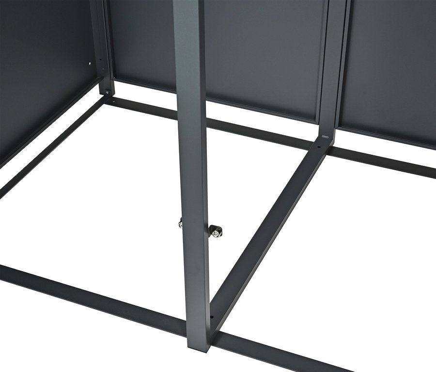 Detail einer grauen Metallstruktur mit Stützbalken.