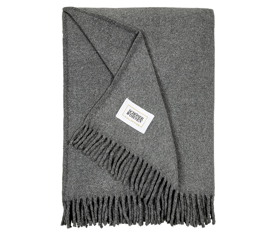 Zusammengelegte graue Decke mit Fransen und Etikett.