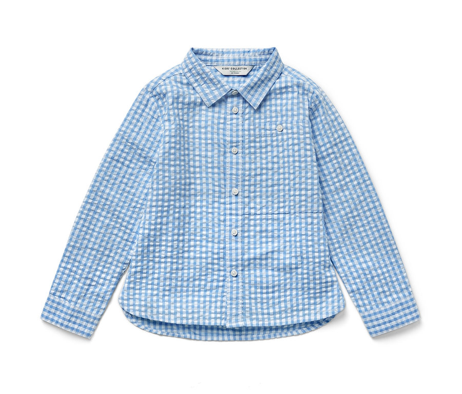 Helles, blau kariertes Kinderhemd mit langen Ärmeln.