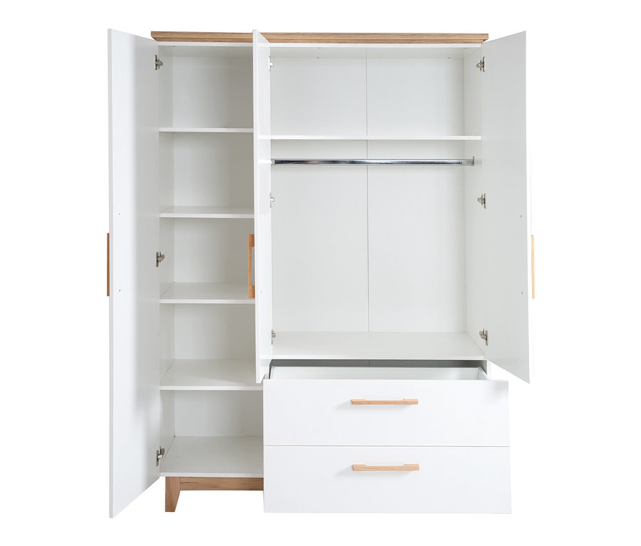 Geöffneter, weisser »Finn« Kleiderschrank mit drei Türen und Holzdetails.