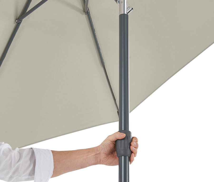 Eine Hand bedient einen grauen Leco Sonnenschirm mit einem Durchmesser von 300 cm.
