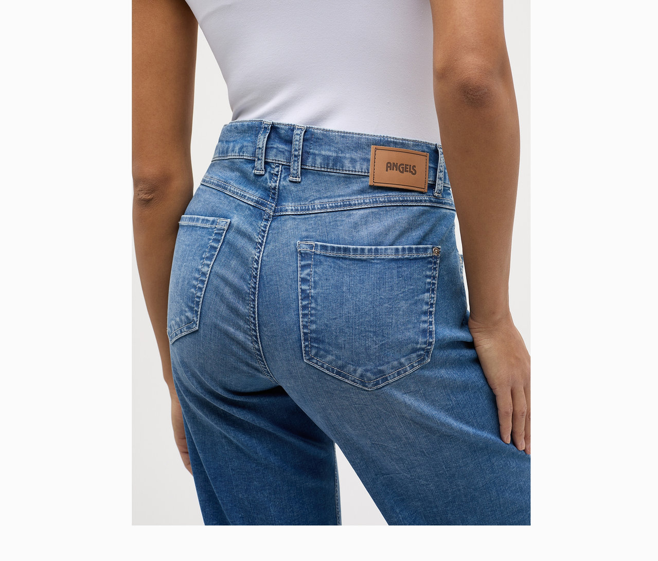 Nahaufnahme der Rückseite einer Frau, die eine Angels Jeans »Linn« Culotte Fransen in Hellblau trägt.