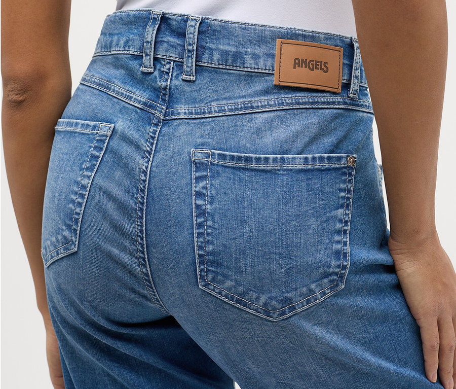 Nahaufnahme der Rückseite einer Frau, die eine Angels Jeans »Linn« Culotte Fransen in Hellblau trägt.