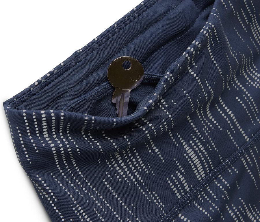 Detailaufnahme von blau gemusterten Leggings mit Schlüssel in der Tasche.