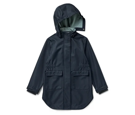 Dunkelblaue Kinder-Softshelljacke mit Kapuze und Taschen.