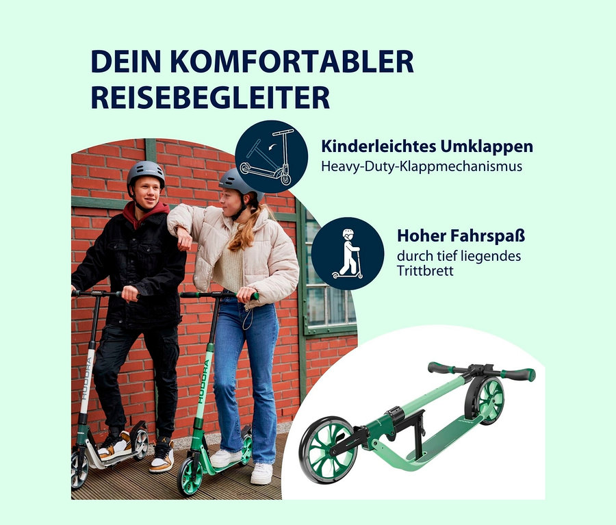 Ein junger Mann und eine junge Frau stehen draußen auf grünen HUDORA BigWheel® 205 Scootern.