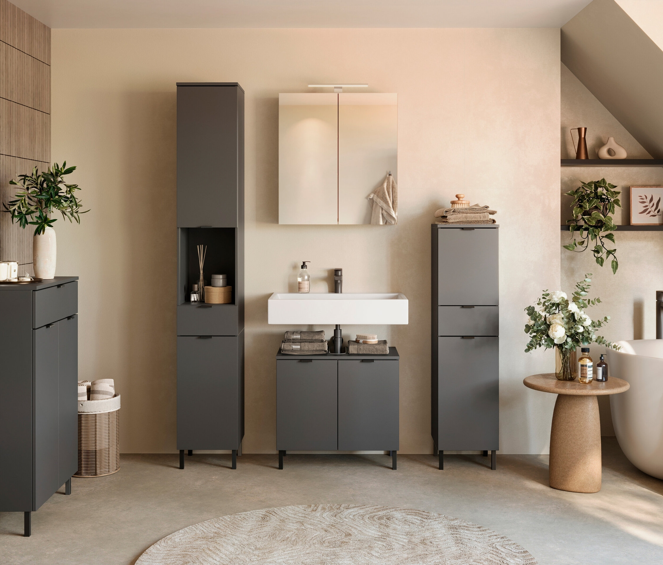 Badezimmerinneneinrichtung mit grauen Schränken, Waschbecken und weißer Badewanne.