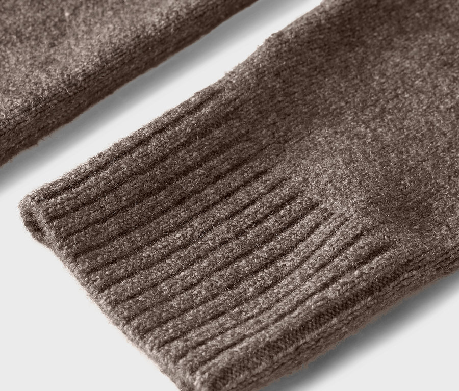 Detailaufnahme eines braunen Strickärmels.