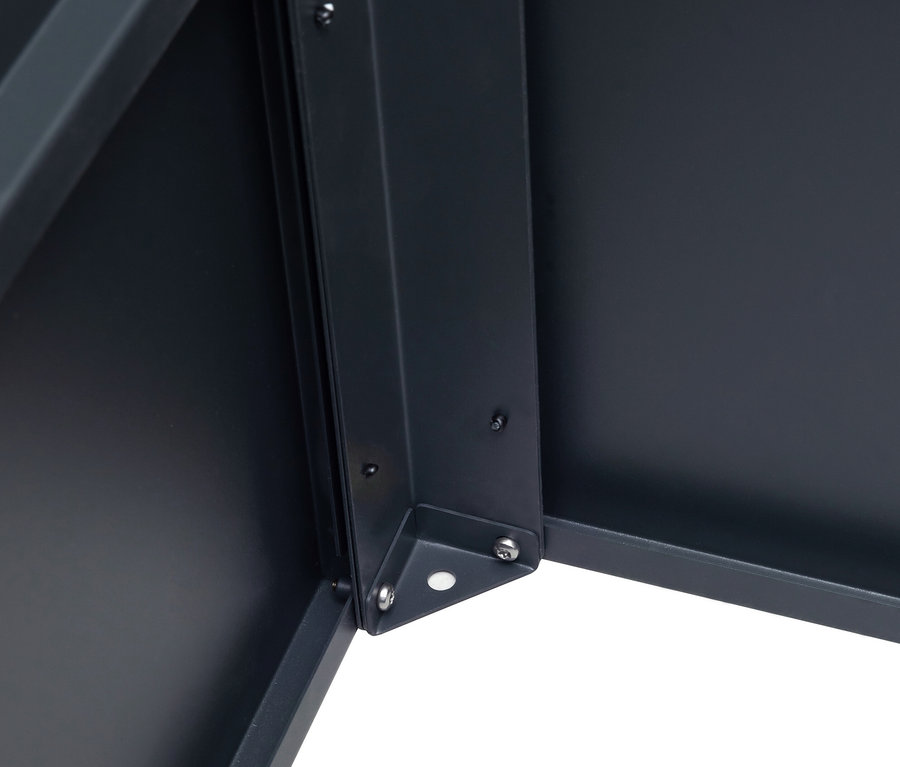 Detailaufnahme einer Eckkonstruktion aus dunklem Metall, die mit Schrauben verbunden ist.
