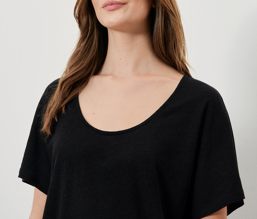 Frau trägt ein schwarzes Shirt aus Leinenmix.