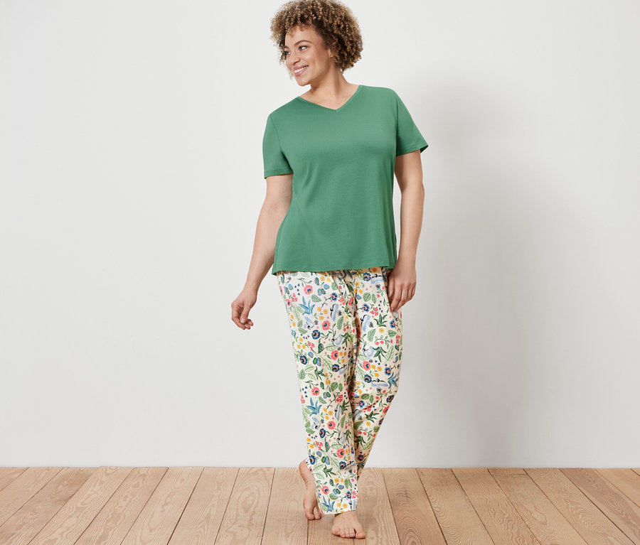 Frau trägt ein Pyjama-Set.