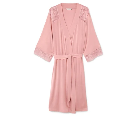 Rosa Bademantel mit Spitze an Ärmeln und Schultern, mit Bindegürtel, auf weißem Hintergrund.