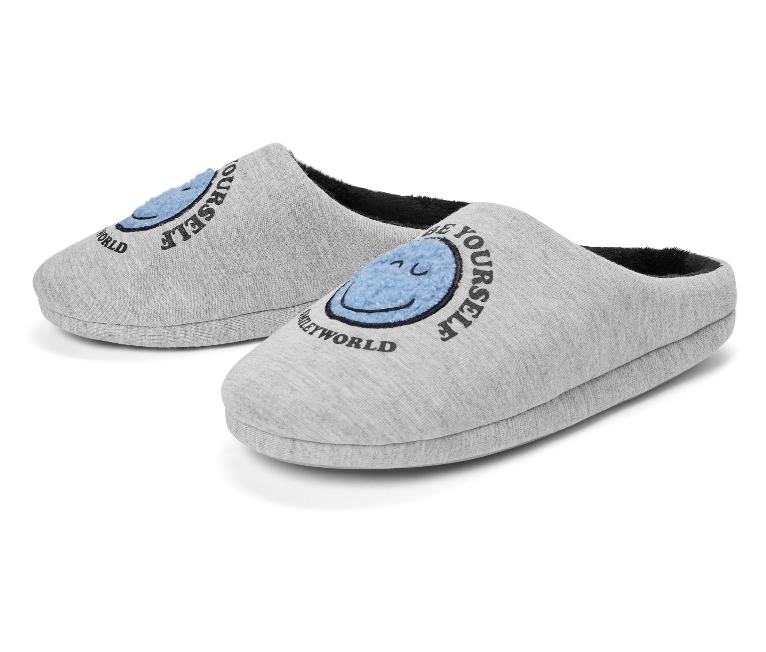 Zwei graue Hausschuhe mit blauem Smiley und dem Schriftzug "Be Yourself" und "Smileyworld".
