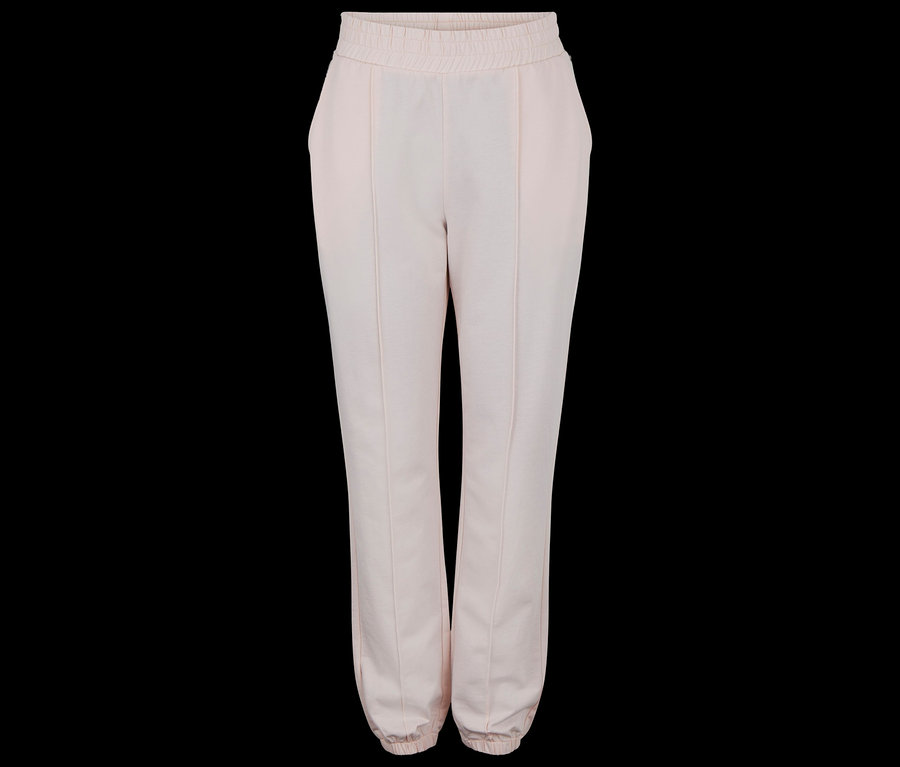 Helle, rosafarbene Relaxhose auf schwarzem Hintergrund.