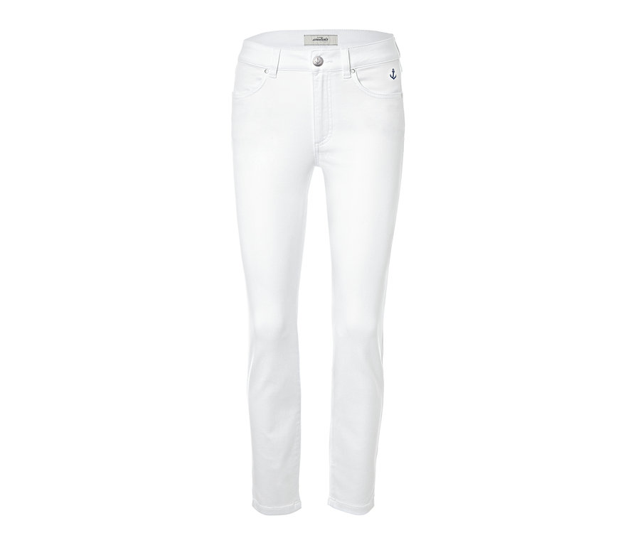 Eine weiße knöchellange Hose.