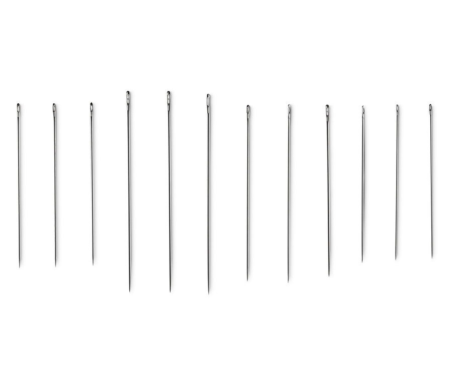 Eine Reihe von Nähmaschinen- und Nähnadeln unterschiedlicher Größe.