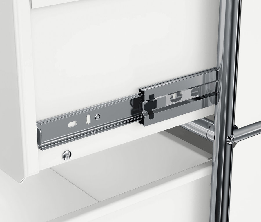 Detailaufnahme einer weißen Schublade mit Metallauszugsschienen.