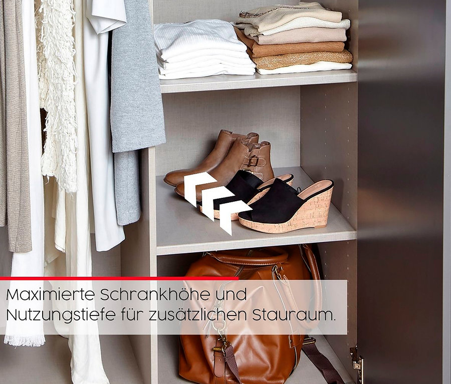 Kleidung, Schuhe und eine Tasche in einem offenen Schrank verstaut.