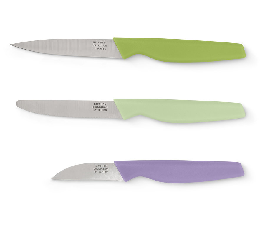 Drei Messer mit farbigen Griffen liegen auf einem weißen Hintergrund.
