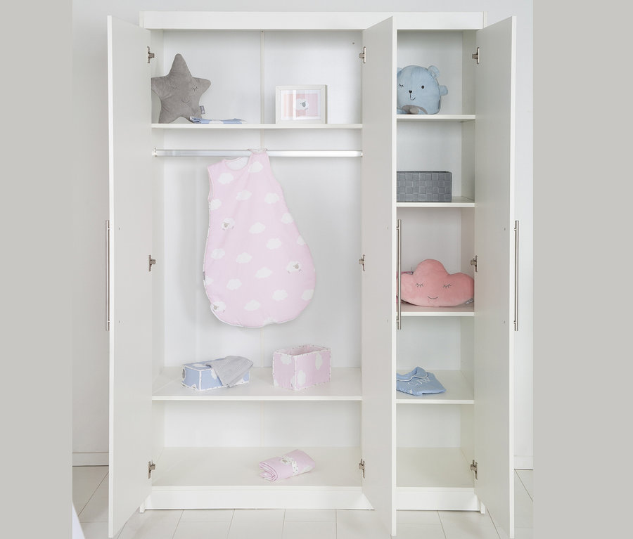Innenansicht eines weißen Schranks mit Regalen, auf denen sich Kinderspielzeug und Accessoires befinden. Sichtbar ist das roba Kinderzimmer-Set »Maren« mit Bett, breiter Wickelkommode und 3-türigem Schrank