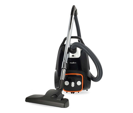 Ein schwarzer Staubsauger mit Beutel, orangefarbenen Akzenten und einem silbernen Teleskoprohr.