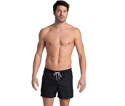 Ein oberkörperfreier Mann trägt schwarze arena Pro_File Beach Shorts mit einem weiß-blauen Kordelzug.