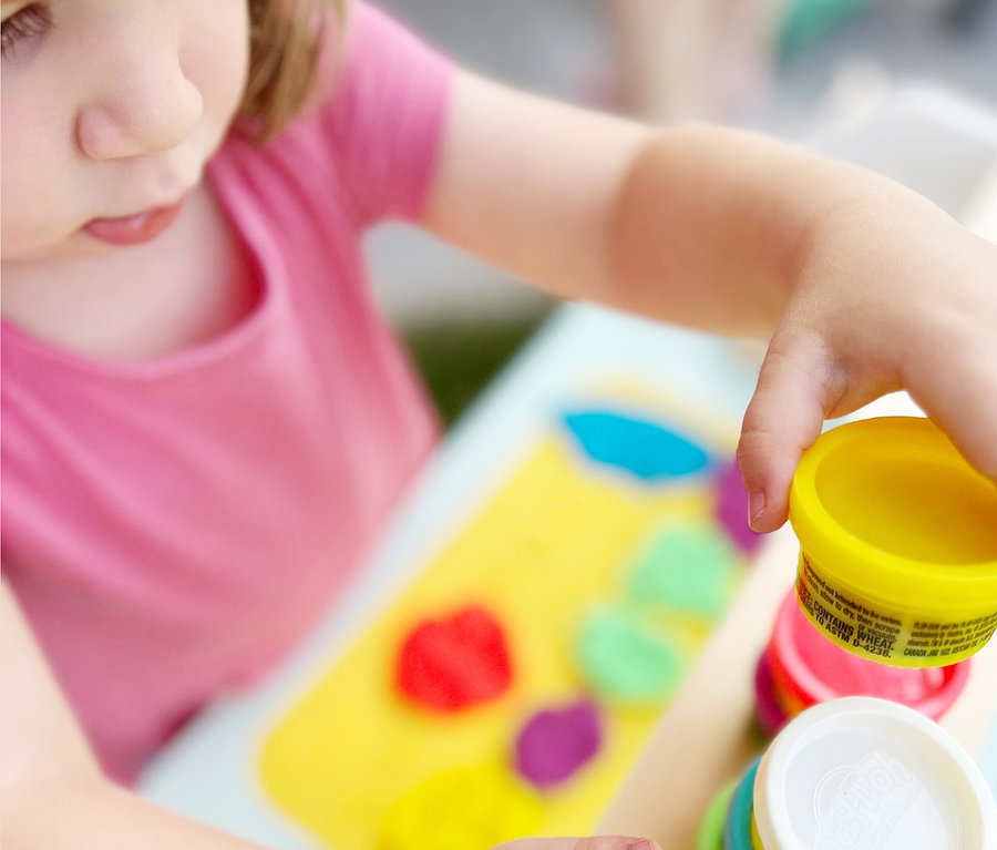 Mädchen spielt mit roba x Play-Doh Knet-Spielset 1.