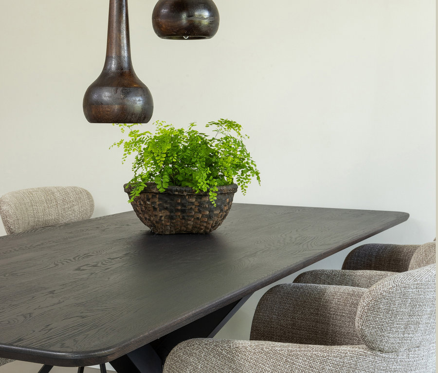 Schwarzer Tisch mit Korb mit Farn und darüber hängenden Holzleuchten, mit Woood Stühle »Fenne«, 2er-Set, natur.