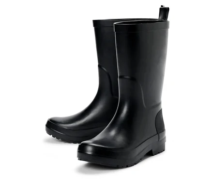 Zwei schwarze Kinder-Regenstiefel.