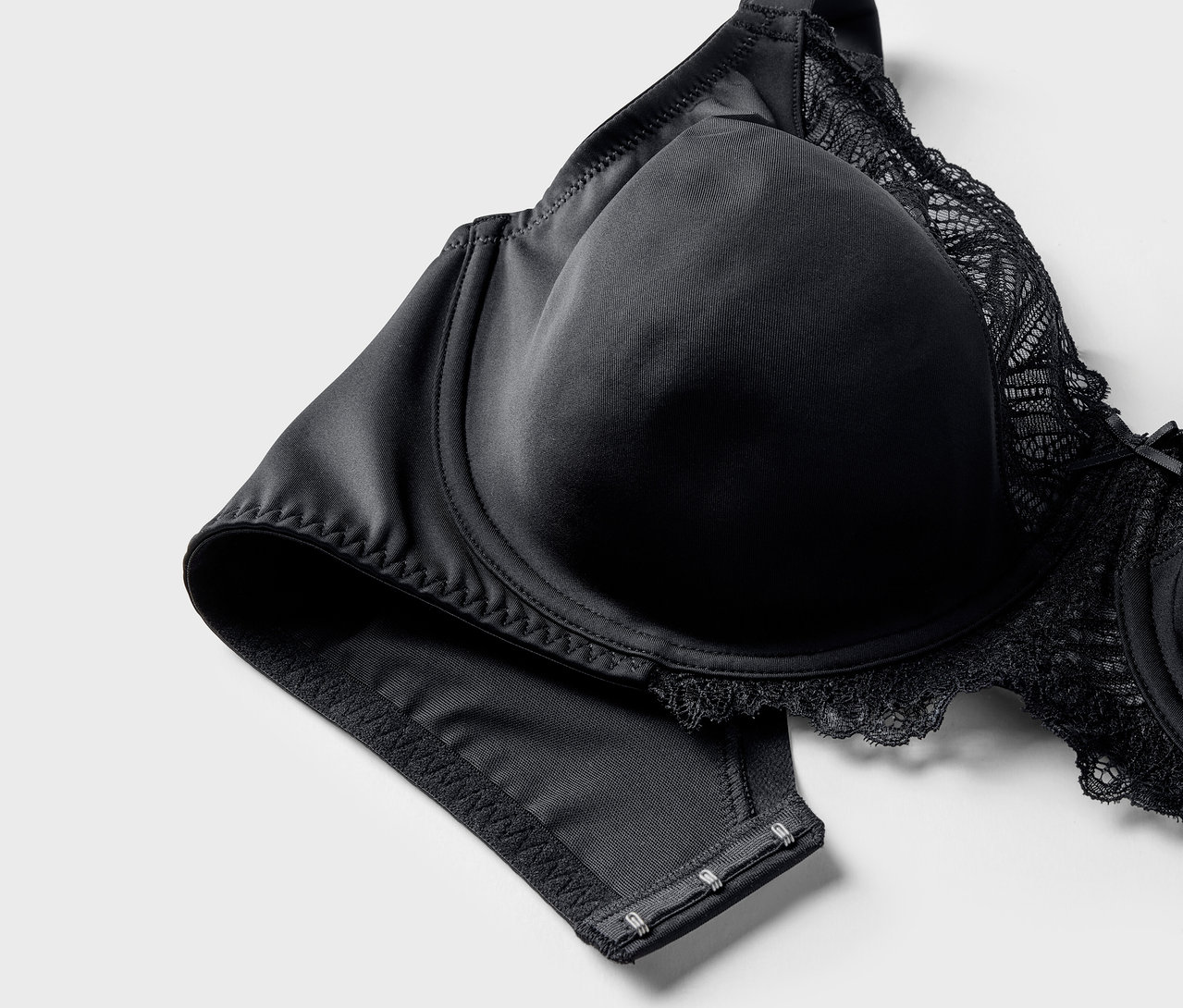 Detailaufnahme eines schwarzen Minimizer-BHs mit Spitze.