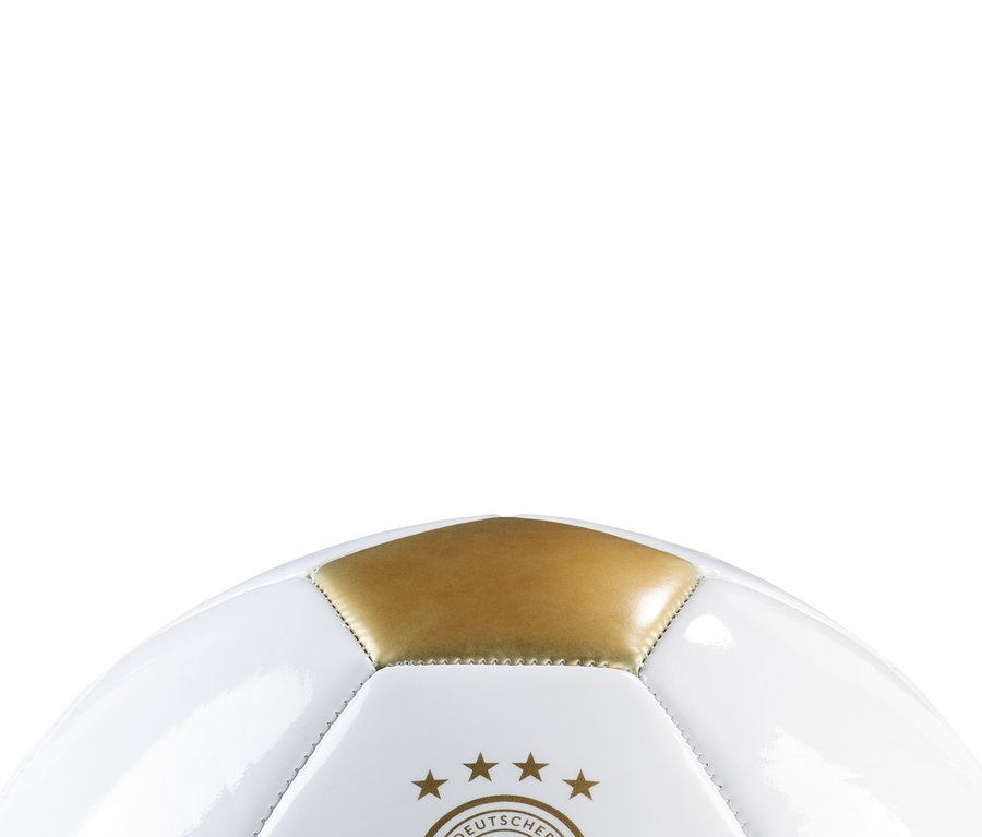 Nahaufnahme eines weißen DFB-Fußballs mit Spielerportraits und goldenem Logo.