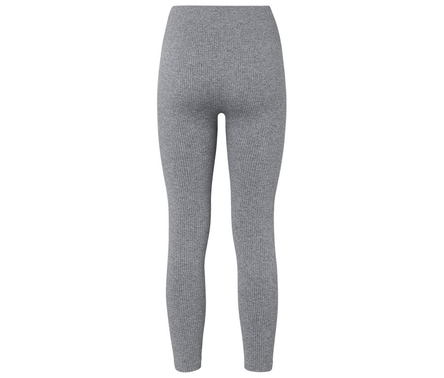 Detailansicht von hinten einer grauen gerippten Leggings.