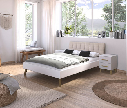 Schlafzimmer mit weißem rauch Bett »Mavi-Extra« mit Polsterkopfteil, Nachttisch und Dekoration.