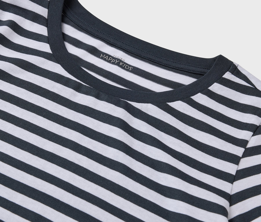 Detailansicht eines gestreiften Happy Kids T-Shirts mit dunkelblauem Halsausschnitt.